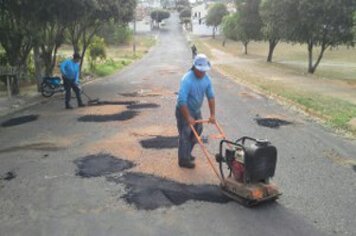 Prefeitura continua realizando Operação Tapa-Buracos em diversos bairros