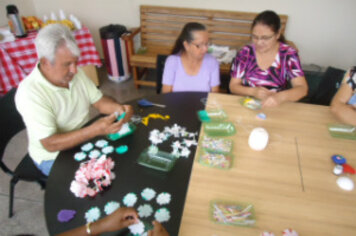 Grupo de idosos do BPC trabalham na confecção de adereços para Tupã Folia