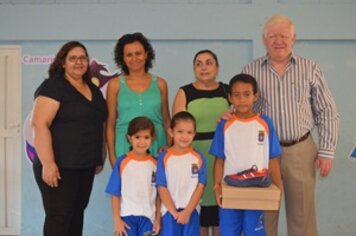 Gaspar entrega kit de uniforme escolar para alunos da rede municipal