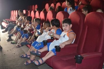 Alunos da rede municipal fazem visita ao cinema