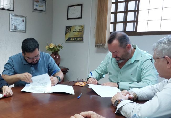 Prefeitura firma convênio com a ACIT para contratação de estagiários