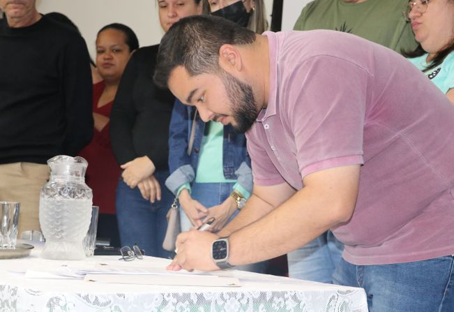 Prefeito assina projeto de lei para aumento salarial do magistério municipal