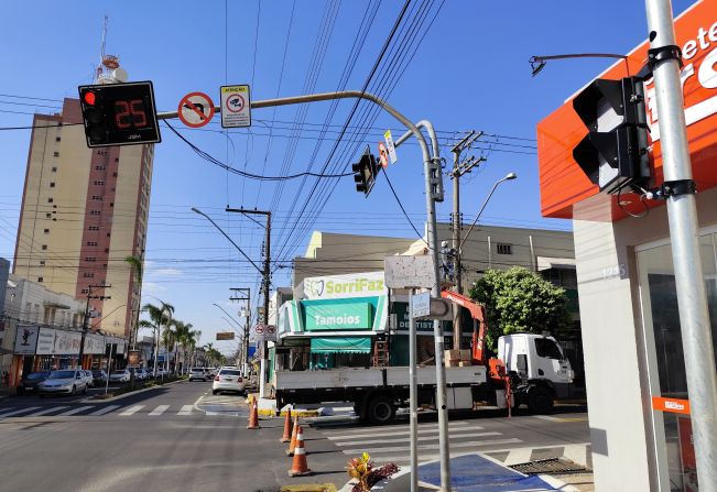 Prefeitura instala dispositivo eletrônico para pedestres em semáforos