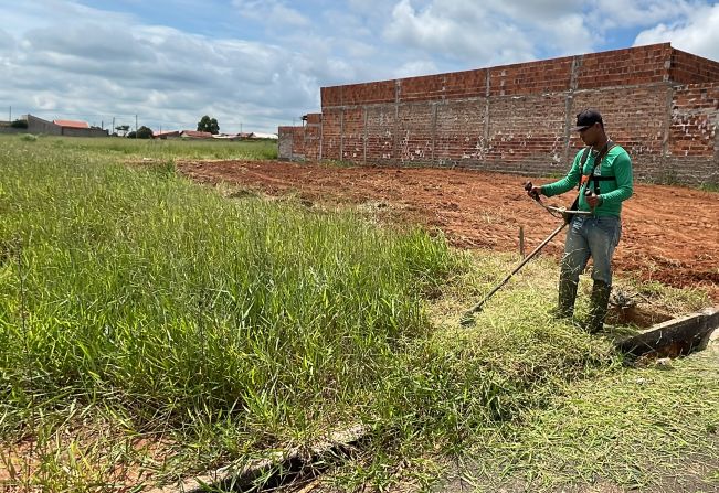 Prefeitura inicia roçada de terrenos baldios