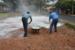 Prefeitura higieniza areia de parquinhos de praças do município