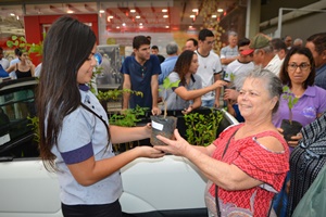 Prefeitura distribui mudas de árvores frutíferas na Tamoios