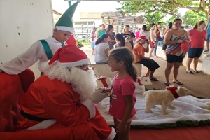 Festa de Natal alegrou as crianças de Parnaso