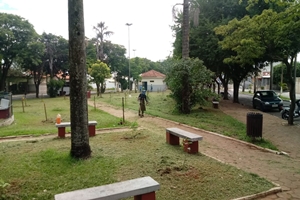 Prefeitura realiza roçada nas Praças Dom Bosco e Anísio Carneiro