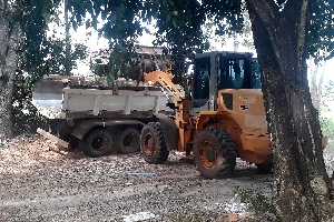 Meio Ambiente faz limpeza;* roçadas e coleta de entulho na cidade