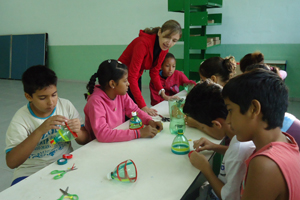 Brinquedos são confeccionados no Projeto Escola de Segundo Turno